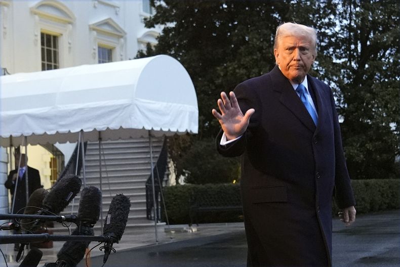 El presidente Donald Trump sale de la Casa Blanca, el viernes 31 de enero de 2025, en Washington, con destino a Florida. (AP Foto/Jacquelyn Martin)
