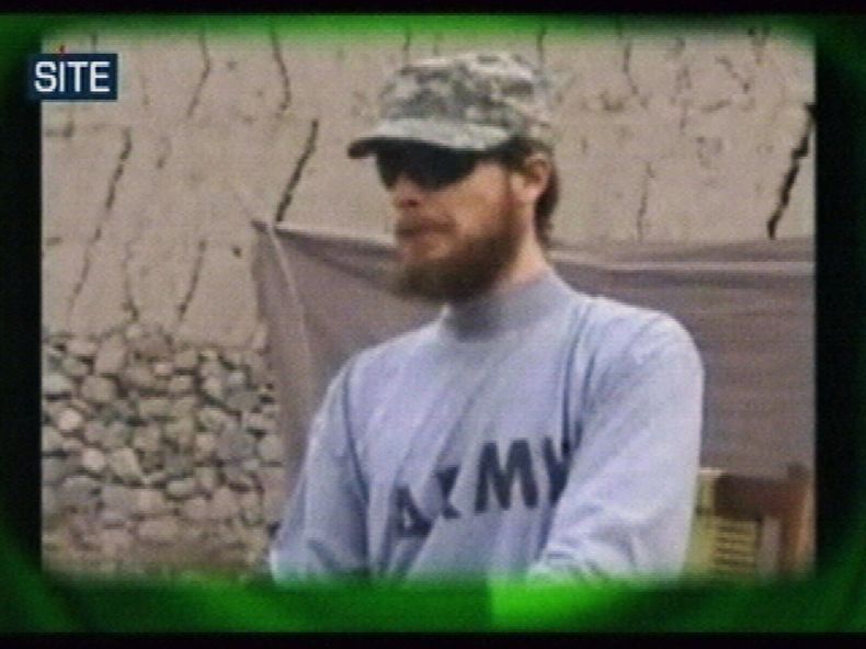Imagen tomada de un video dado a conocer el 7 de abril de 2010 por el Talib&aacute;n a trav&eacute;s del Site Intelligence Group muestra al sargento norteamericano Bowe Bergdahl, secuestrado hace casi cinco a&ntilde;os. (Foto AP/Site Intelligence Group)