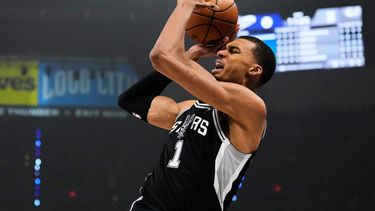 El alero de los Spurs de San Antonio Victor Wembanyama reacciona tras recibir una falta durante la primera mitad del primer partido (Game 1) de una serie de tercera ronda de los playoffs del baloncesto de la NBA contra el Thunder de Oklahoma City, el lunes 18 de mayo de 2026, en Oklahoma City. (Foto AP/Tony Gutiérrez)