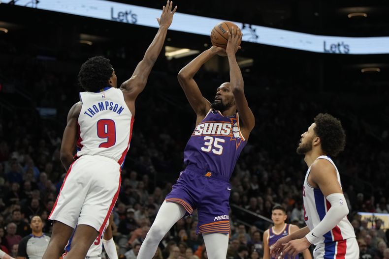 Kevin Durant, alero de los Suns de Phoenix, dispara frente a Ausar Thompson, de los Pistons de Detroit, en el duelo del miércoles 14 de febrero de 2024 (AP Foto/Rick Scuteri)