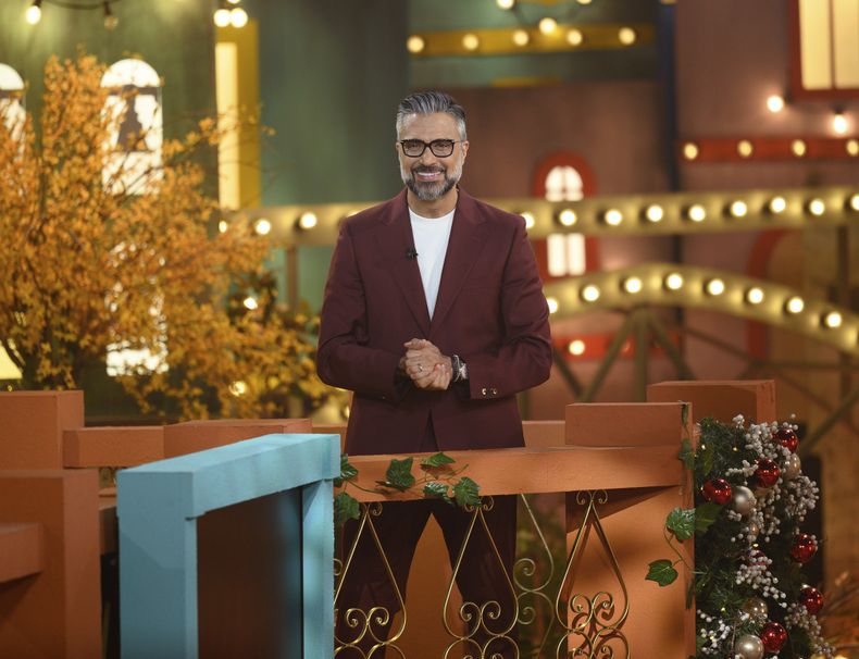 En esta imagen proporcionada por Warner Bros. Television, el actor y presentador Jaime Camil en el set de Lotería Loca. (Fernando Marrero/Warner Bros. Television vía AP)