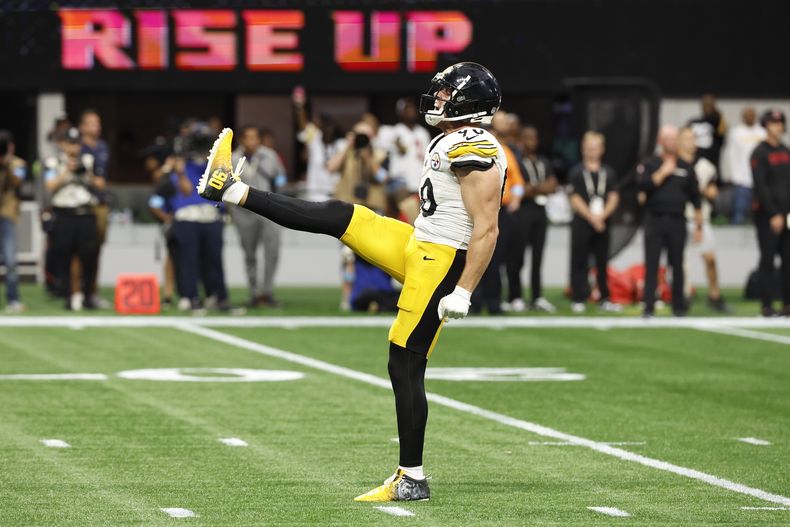 El linebacker de los Steelers de Pittsburgh T.J. Watt celebra una captura al quarterback de los Falcons de Atlanta Kirk Cousins el domingo 8 de septiembre del 2024. (AP Foto/Butch Dill)