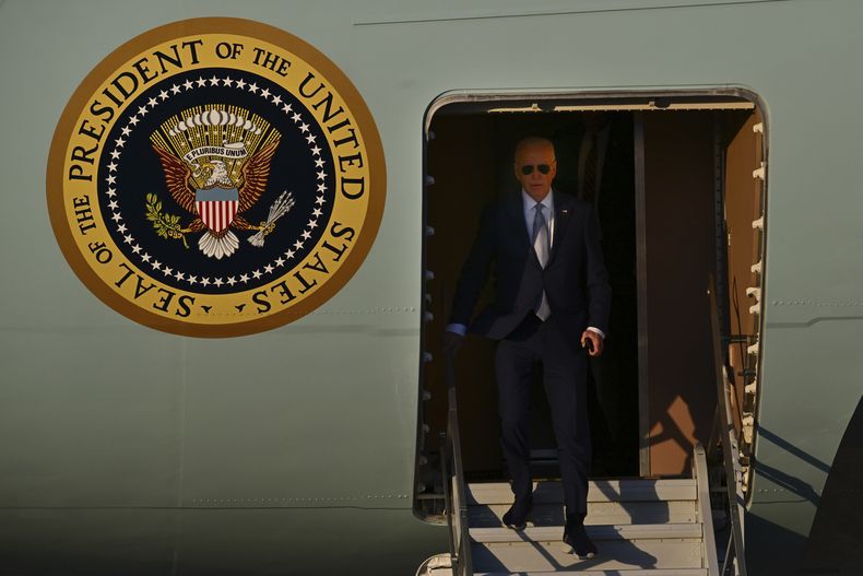 El presidente estadounidense Joe Biden llega en el Air Force One a Mountain View, California, el jueves 9 de mayo de 2024. (Jose Carlos Fajardo/Pool Photo via AP)