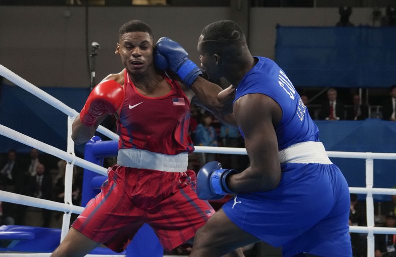 El cubano Julio César La Cruz conecta un golpe al estadounidense Jamar Talley durante la ronda preliminar de la división de 92 kilogramos del boxeo de los Juegos Panamericanos en Santiago, Chile, el viernes 20 de octubre de 2023. (AP Foto/Martín Mejía)