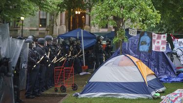 Agentes de la policía llegan a un campamento propalestino en la Universidad de Pensilvania, en Filadelfia, el viernes 10 de mayo de 2024. (Jessica Griffin/The Philadelphia Inquirer vía AP)