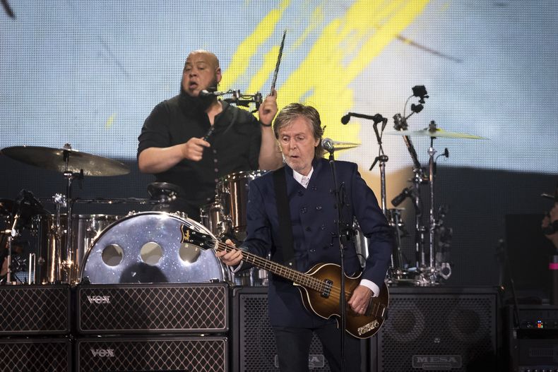 ARCHIVO - Paul McCartney actúa durante su gira Got Back el 16 de junio de 2022 en el estadio MetLife de East Rutherford, Nueva Jersey. Un bajo robado a Paul McCartney hace más de 50 años fue encontrado y devuelto al Beatle. Una mujer que vive en la costa sur de Inglaterra se presentó después de que el año pasado se corrió la voz sobre la búsqueda del bajo Hofner de 1961 con forma de violín. El sitio web de McCartney dijo el jueves que el instrumento fue autenticado y el músico está increíblemente agradecido. (Foto Christopher Smith/Invision/AP, archivo)
