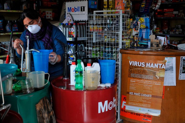 ARCHIVO - Una mujer trabaja en su tienda en Epuyen, Argentina, el viernes 11 de enero de 2019, tras un brote de hantavirus. (AP Foto/Gustavo Zaninelli, Archivo)
