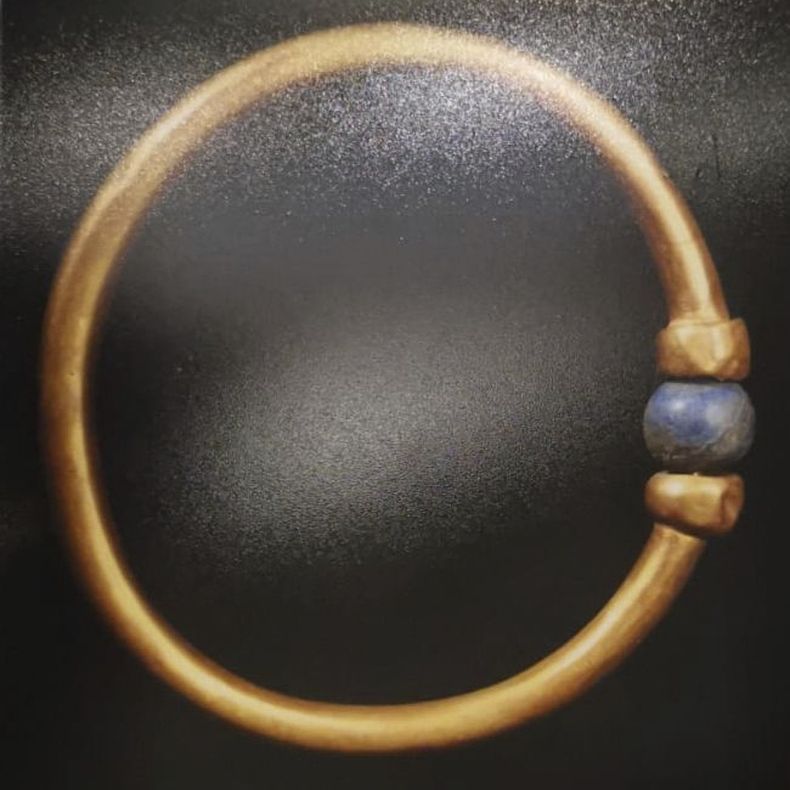 En esta imagen sin fecha, proporcionada por el Ministerio de Turismo y Antigüedades de Egipto, se muestra un brazalete elaborado hace 3.000 años para un antiguo faraón. La joya fue robada del famoso Museo Egipcio de El Cairo y fundida para obtener oro. (Ministerio de Turismo y Antigüedades de Egipto vía AP)