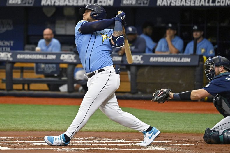 Harold Ramírez de los Rays de Tampa Bay ante un doble ante los Marineros de Seattle, el domingo 10 de septiembre de 2023, en St. Petersburg, Florida. (AP Foto/Steve Nesius)