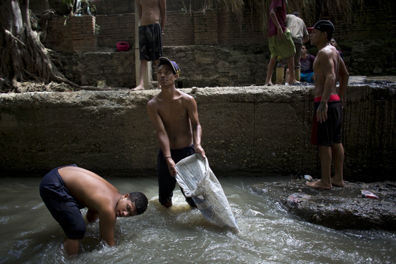 REP-GEN_VENEZUELA-CHATARREROS_DE_RIO-1.jpg
