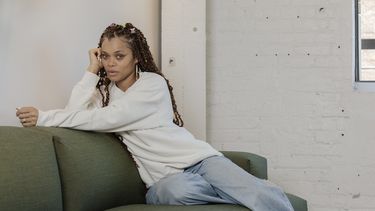 Andra Day posa para un retrato el 10 de mayo de 2024, en Los Angeles para promover su álbum Cassandra. (Foto Rebecca Cabage/Invision/AP)