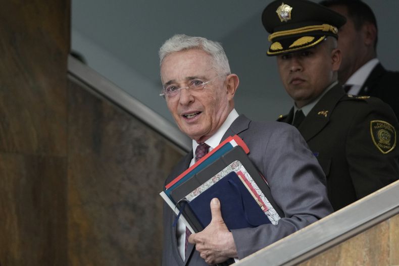 ARCHIVO - El expresidente Álvaro Uribe abandona una corte tras una audiencia en medio de su juicio por los supuestos delitos de soborno a testigos y fraude procesal en Bogotá, Colombia, el 10 de febrero de 2025. (AP Foto/Fernando Vergara, Archivo)