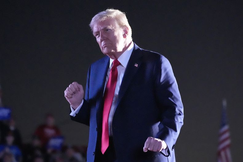 El candidato presidencial republicano, el expresidente Donald Trump, baila durante un acto de campaña en el Butler Farm Show, el sábado 5 de octubre de 2024, en Butler, Pensilvania (Foto AP/Alex Brandon).