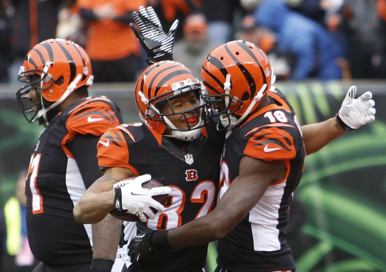 A.J. Green (derecha), de los Bengals de Cincinnati, felicita a su compa&ntilde;ero Marvin Jones, quien anot&oacute; frente a los Ravens de Baltimore el domingo 29 de diciembre de 2013 (AP Foto/David Kohl)