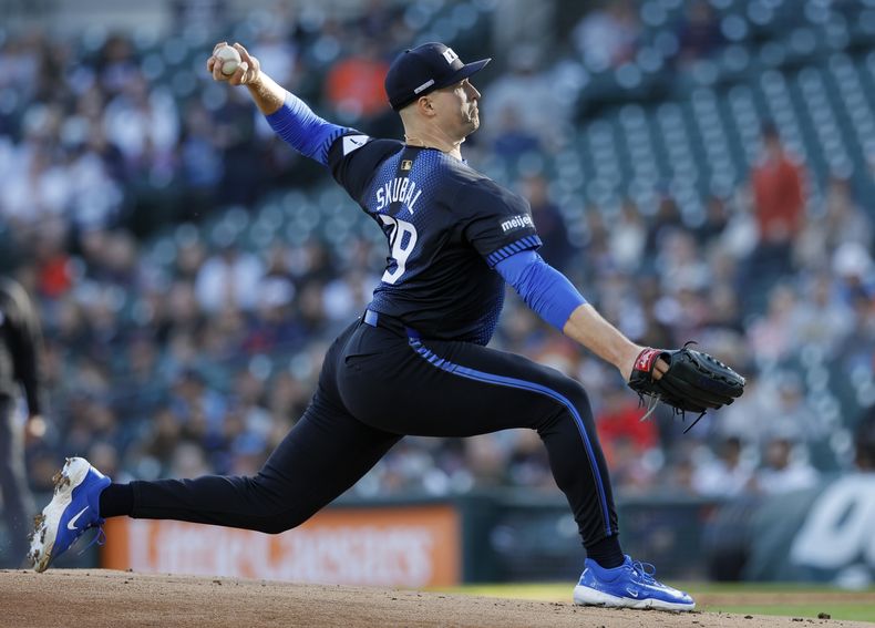 Tarik Skubal, de los Tigres de Detroit, hace un lanzamiento en el juego ante los Rangers de Texas, el viernes 9 de mayo de 2025 (AP Foto/Duane Burleson)