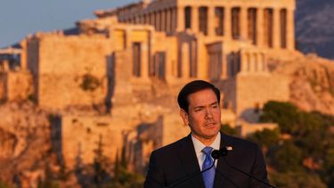 El secretario de Estado de EEUU, Marco Rubio, habla en la colina Pnyx, donde los antiguos atenienses celebraban asambleas democráticas, con el antiguo templo del Partenón en la cima de la Acrópolis al fondo, en Atenas, el 7 de octubre de 2026. (Foto AP/Mark Schiefelbein, pool)