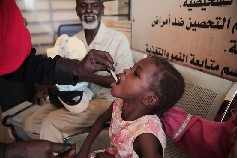 ARCHIVO – Una niña sudanesa recibe una vacuna oral contra el cólera durante una campaña de vacunación de 10 días, realizada por trabajadores del ministerio de salud en Jartum, Sudán, el miércoles 13 de agosto de 2025. (AP Foto/Marwan Ali, Archivo)