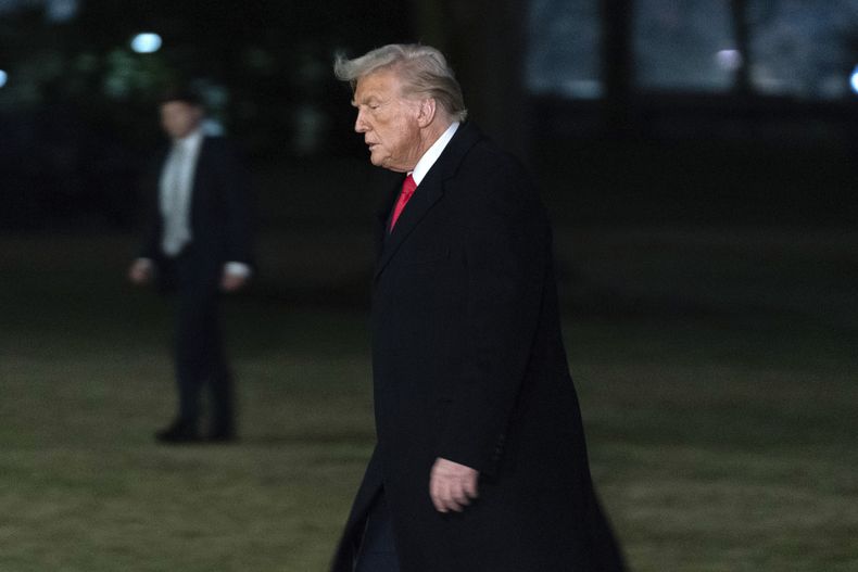 El presidente Donald Trump llega al Jardín Sur de la Casa Blanca, el lunes 10 de febrero de 2025, en Washington. (AP Foto/José Luis Magaña)