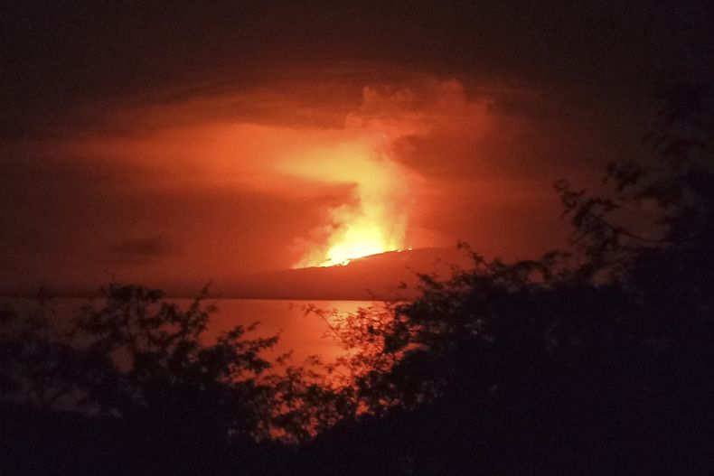 En esta imagen difundida por el Parque Nacional Galápagos, se ve el volcán La Cumbre mientras hace erupción en la Isla Fernandina, el domingo 3 de marzo de 2024, en las islas Galápagos, Ecuador. (Parque Nacional Galápagos vía AP)