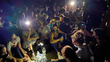 manifestacion frente al ministerio de cultura; hubo dialogo, gas pimienta y corte de electricidad