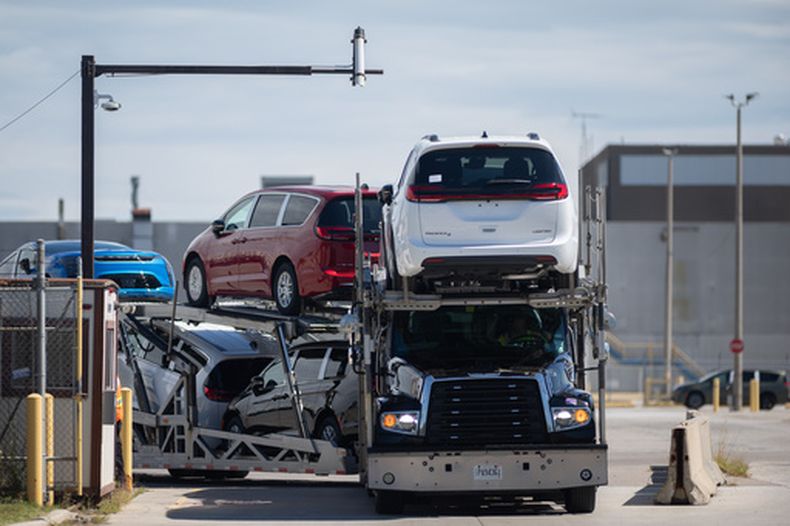 Un camión de transporte que lleva Chrysler Pacificas sale de la planta de ensamblaje de Windsor, en Ontario, Canadá, el lunes 24 de agosto de 2026. (Dax Melmer/The Canadian Press vía AP)