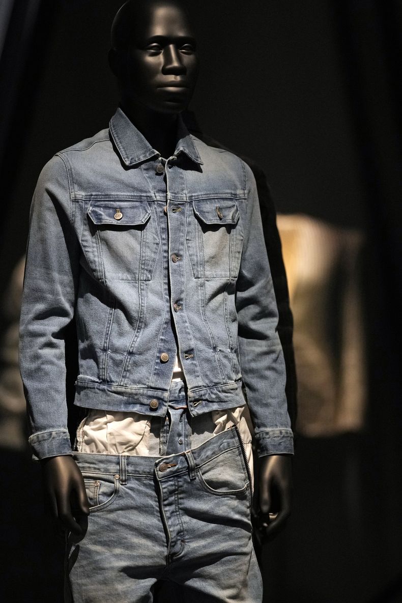 Un diseño de Brick Owens y Dieter Grams para Bstroy, usado por DJ Kool Herc, se exhibe en la exposición del Instituto de Vestido del Museo Metropolitano de Arte, Superfine: Tailoring Black Style, el sábado 3 de mayo de 2025, en Nueva York. (Foto Charles Sykes/Invision/AP)