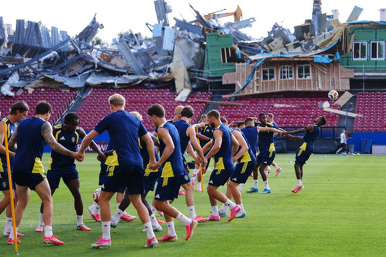 Obras de demolición en las gradas del Toyota Stadium, hogar del FC Dallas, durante un entrenamiento de la selección de Suecia previo al partido contra Japón en el Mundial, el miércoles 24 de junio de 2026, en Frisco, Texas. (AP Foto/Julio Cortez)