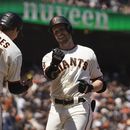 Austin Slater, a la derecha, es felicitado por su compañero de los Gigantes de San Francisco, el venezolano Wilmer Flores, después de conectar un jonrón de dos carreras en el quinto inning del partido ante los Rockies de Colorado, el sábado 8 de julio de 2023, en San Francisco. (AP Foto/Eric Risberg)