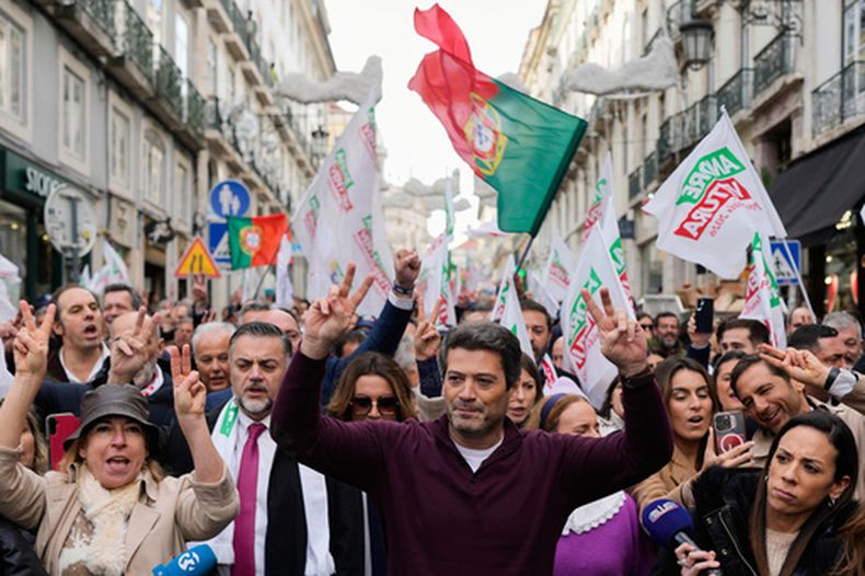 El candidato a la presidencia de Portugal Andre Ventura, del partido populista Chega, hace gestos a sus seguidores durante su campaña electoral l viernes 16 de enero de 2026. (AP Foto/Armando Franca)