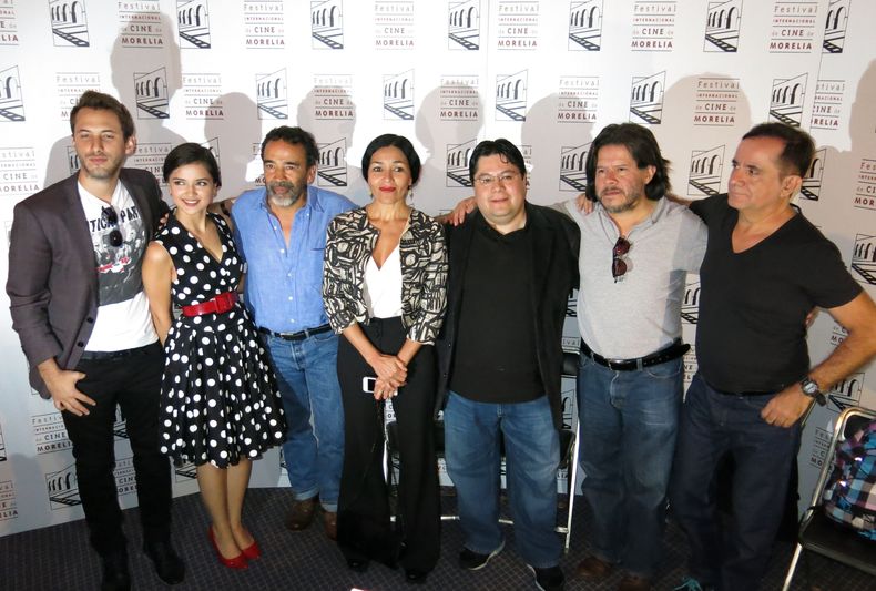 El elenco de la pel&iacute;cula &ldquo;Eddie Reynolds y los Angeles de Acero" (de izquierda a derecha), Sebasti&aacute;n Zurita, Vico Escorcia, Dolores Heredia, Dami&aacute;n Alcazar, el director Gustavo Moheno,  Jorge Z&aacute;rate y el actor Alvaro