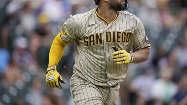 El dominicano Gary Sánchez avanza tras conectar un jonrón solitario en el juego del miércoles 2 de agosto de 2023, ante los Rockies de Colorado (AP Foto/David Zalubowski)