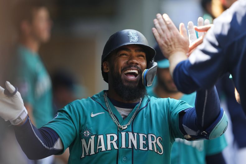 ARCHIVO - Teoscar Hernández, de los Marineros de Seattle, festeja en la cueva luego de conectar un jonrón ante los Reales de Kansas City, el 26 de agosto de 2023 (AP Foto/Lindsey Wasson, archivo)