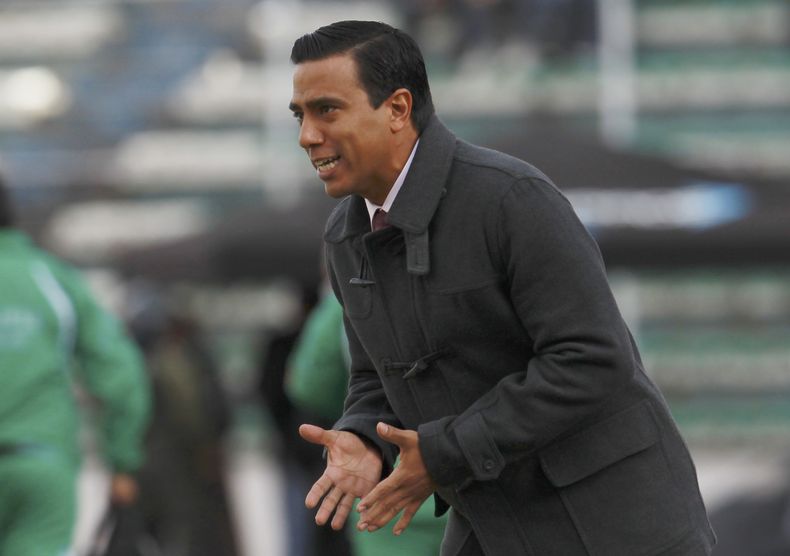 El t&eacute;cnico de la selecci&oacute;n de Venezuela, C&eacute;sar Far&iacute;as, imparte instrucciones en un partido contra Bolivia por las eliminatorias mundialistas el 7 de junio de 2013, en La Paz. Far&iacute;as ha renunciado al cargo. (AP Photo/Juan