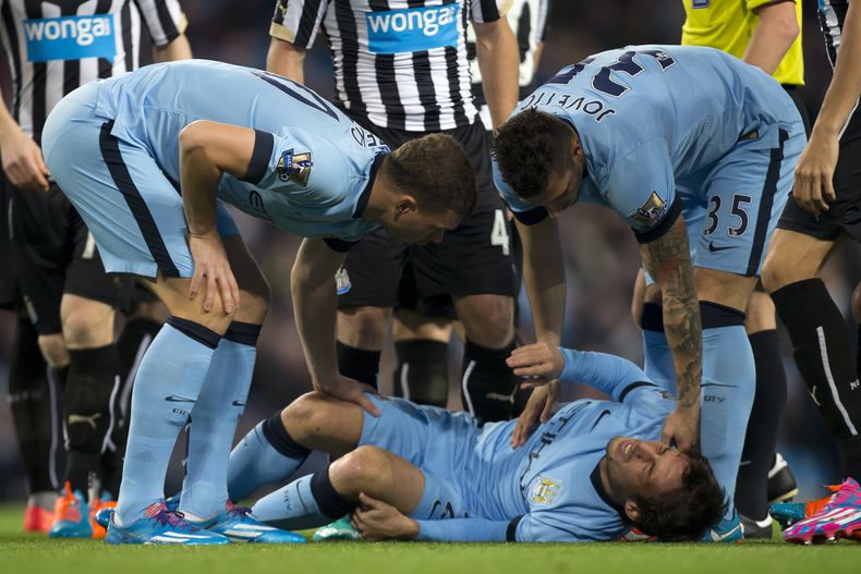 El jugador de Manchester City, David Silva, aparece en el suelo tras sufrir una lesi&oacute;n en un partido contra Newcastle el mi&eacute;rcoles, 29 de octubre de 2014, en Manchester, Inglaterra. (AP Photo/Jon Super)