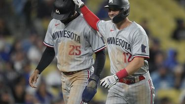 Kyle Farmer, de los Mellizos de Minnesota, festeja con su compañero Byron Buxton, luego de remolcarlo con un jonrón en el duelo del martes 16 de mao de 2023, ante los Dodgers de Los Ángeles (AP Foto/Ashley Landis)