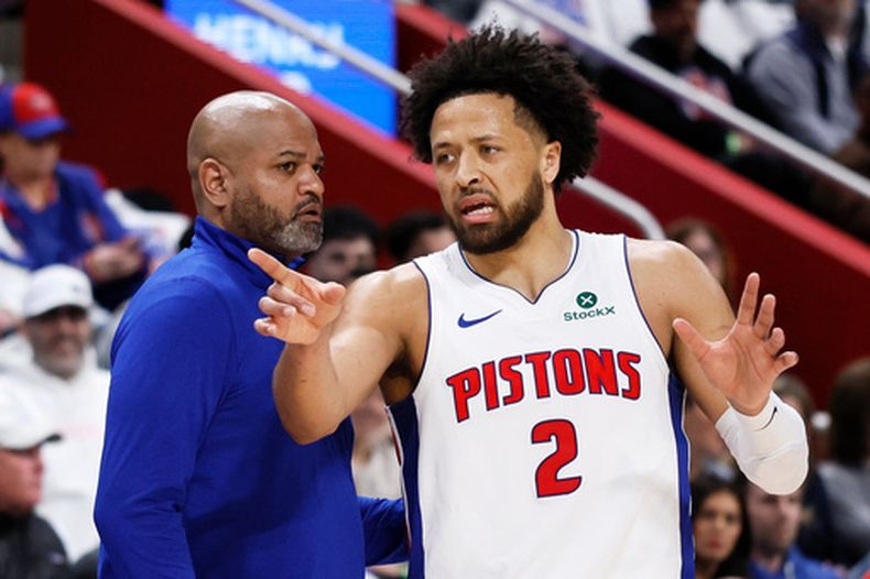 Cade Cunningham (2), de los Pistons de Detroit, discute una acción con el entrenador del equipo, J.B. Bickerstaff, izquierda, durante la primera mitad del juego 1 de la serie de postemporada de la NBA de primera ronda, el domingo 19 de abril de 2026, en Detroit. (AP Foto/Duane Burleson)