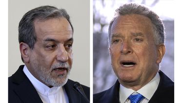 Esta imagen combinada muestra al ministro iraní de Exteriores, Abbas Araghchi, a la izquierda, en Teherán, Irán, el martes 25 de febrero de 2025, y a Steve Witkoff, a la derecha, enviado especial de la Casa Blanca, en Washington, el miércoles 9 de marzo de 2025. (AP Fotos Stringer, Mark Schiefelbein)