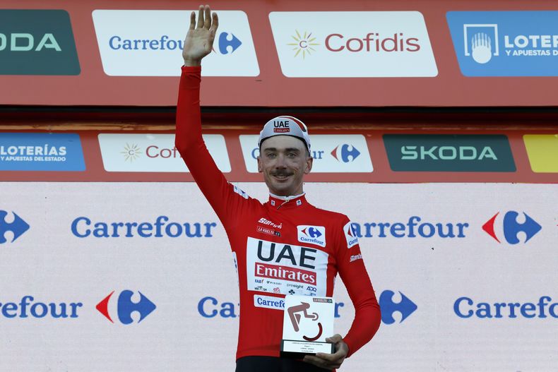 El estadounidense Brandon McNulty porta la camiseta roja de líder tras ganar la primera etapa contrarreloj de la Vuelta a España en Oeiras, Portugal el sábado 17 de agosto del 2024. (AP Foto/Pedro Rocha)
