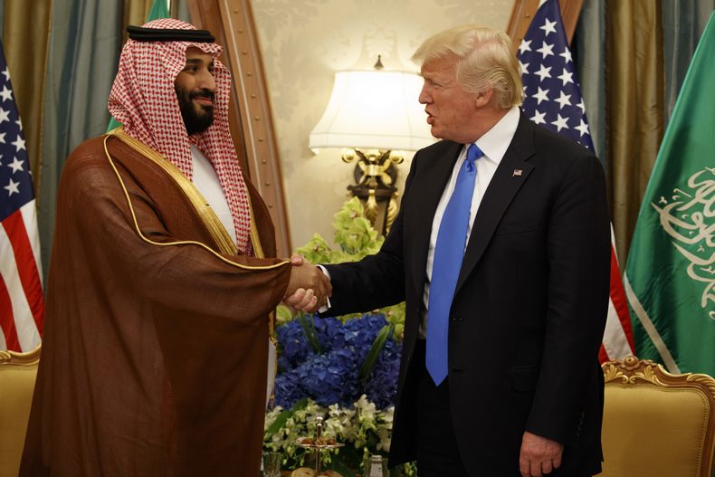 El entonces presidente estadounidense Donald Trump con el príncipe saudí Mohammed bin Salman en Riad el 20 de mayo del 2017. (Foto AP/Evan Vucci)