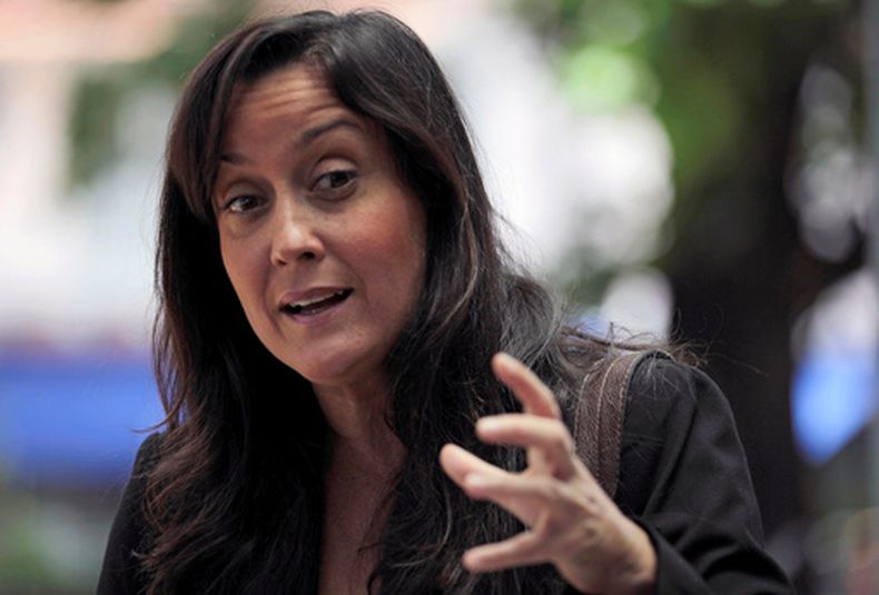 ARCHIVO - La abogada defensora de los derechos humanos Rocío San Miguel, quien dirige una organización privada centrada en cuestiones de seguridad nacional y defensa, habla durante una conferencia en Caracas, Venezuela, el 14 de septiembre de 2011. (AP Foto/Fernando Llano, Archivo)
