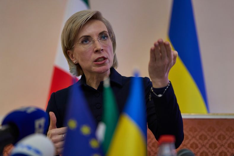 La subdirectora de la presidencia de Ucrania Iryna Vereshchuk habla con la prensa en la embajada ucraniana en Roma el 19 de noviembre del 2025. (AP foto/Domenico Stinellis)