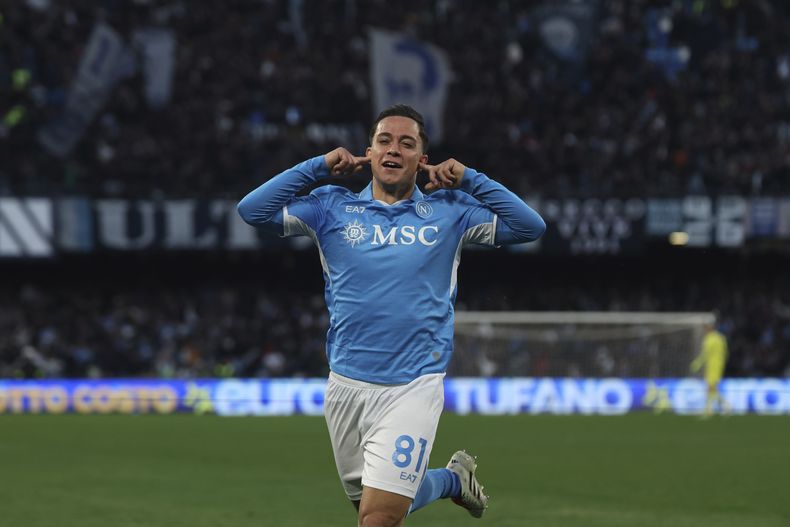 Giacomo Raspadori del Napoli celebra tras anotar en el encuentro de la Serie A ante el Venezia el domingo 29 de diciembre del 2024. (Alessandro Garofalo/LaPresse via AP)