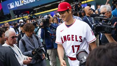Shohei Ohtani jugador de Los Angelinos de Los Ángeles de la Liga Americana sonríe mientras camina hacia los jardines luego de atender a los medios en Seattle. Lunes 10 de julio de 2023. (AP Foto/Lindsey Wasson)