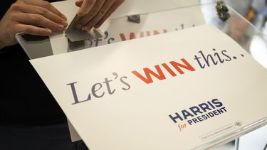 Carteles de la campaña de la vicepresidenta Kamala Harris pegados en un podio durante un evento de campaña el jueves 25 de julio de 2024 en Filadelfia. (Foto AP/Joe Lamberti)