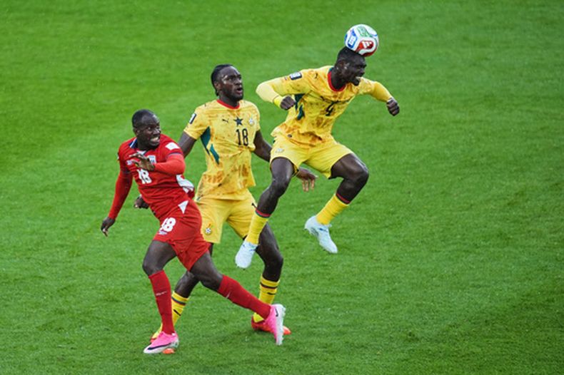 Los ghaneses Jonas Adjetey (4) y Jerome Opoku (18) y el panameño Cecilio Waterman (18) disputan el balón en el partido del Grupo L del Mundial, el miércoles 17 de junio de 2026, en Toronto. (AP Foto/Sam Balkansky)