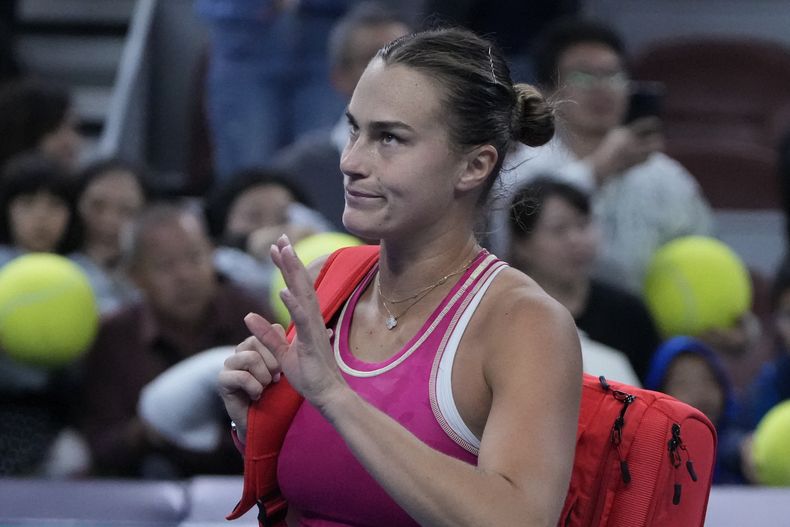 La bielorrusa Aryna Sabalenka sale de la cancha tras superar a la kazaja Elena Rybakina en los cuartos de final del Abierto de China el viernes 6 de octubre del 2023. (AP Foto/Andy Wong)