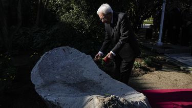 El presidente italiano, Sergio Mattarella, coloca una flor en un monumento en honor a Lumi Videla, una mujer que fue asesinada durante la dictadura del general Augusto Pinochet, en Santiago, Chile, el miércoles 5 de julio de 2023. Videla fue detenida el 21 de septiembre de 1974 y no se supo nada de ella hasta la madrugada del 4 de noviembre, cuando su cuerpo fue arrojado por encima del muro hacia el interior de la embajada italiana en la capital chilena, donde se habían refugiado cientos de chilenos. (AP Foto/Esteban Félix)