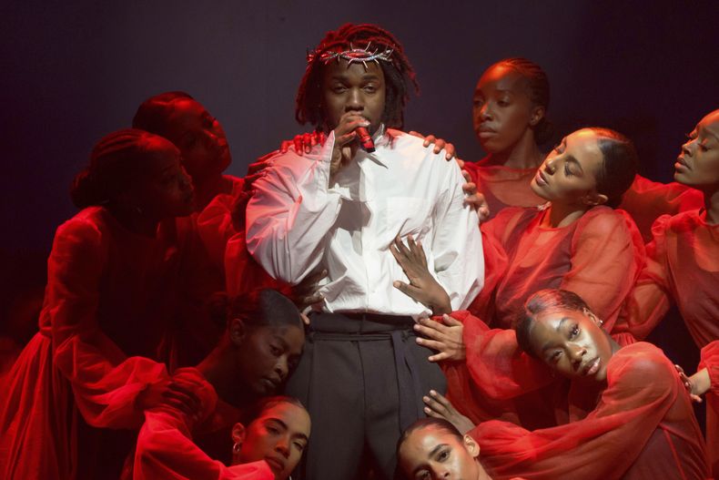 ARCHIVO - Kendrick Lamar actúa en el Festival de Glastonbury en Worthy Farm, Somerset, Inglaterra, el 26 de junio de 2022. (Foto AP/Scott Garfitt, archivo)