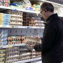 ARCHIVO - Un comprador revisa los huevos antes de comprarlos en una tienda de comestibles en Glenview, Illinois, el martes 10 de enero de 2023. (AP Foto/Nam Y. Huh, Archivo)