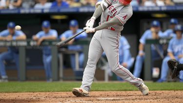Shohei Ohtani de los Angelinos de Los Ángeles batea un jonrón ante los Reales de Kansas City, el domingo 18 de julio de 2023, en Kansas City. (AP Foto/Reed Hoffmann)